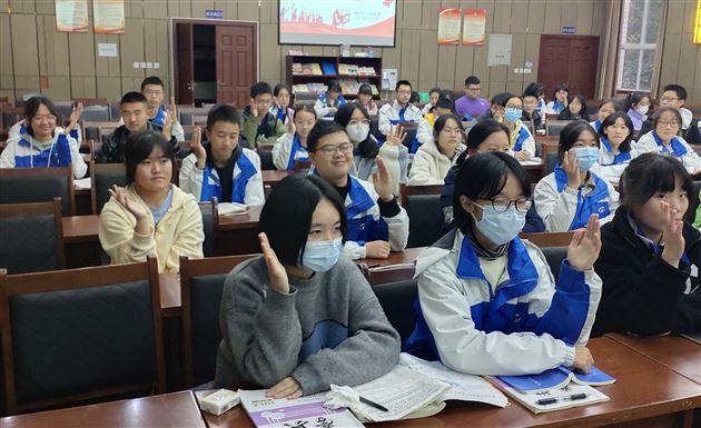 回顾光辉历程 汲取前进动力——棠外初中团总支开展第十七期团课培训活动