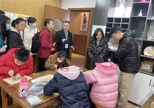 成都市成华区教育系统党建观摩学习团莅临棠外交流学习校园党建工作