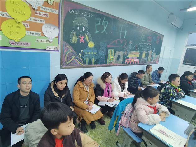 棠外小初道德与法治教研组开展青年教师专业成长专题教研活动听课现场