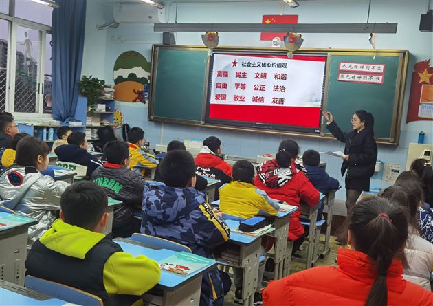 棠外附小教师授周露伊在小初道德与法治教研组联合教研活动中上研讨课