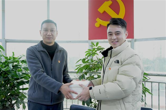 党委书记付全中向党支部赠送党史学习读物