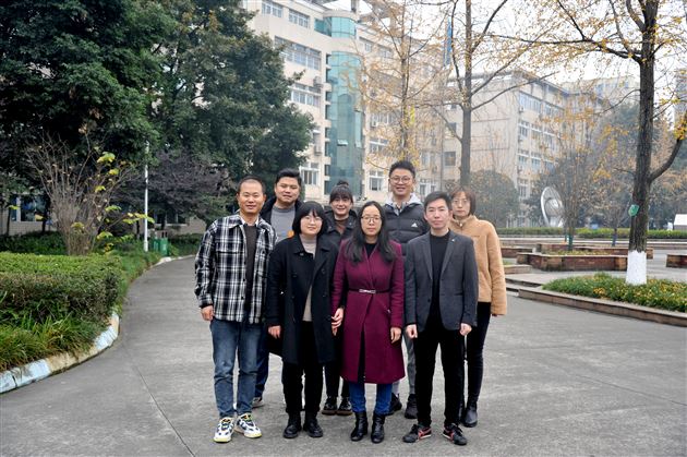 棠外党员教师袁成老师带领的初中道德与法治教研组团队