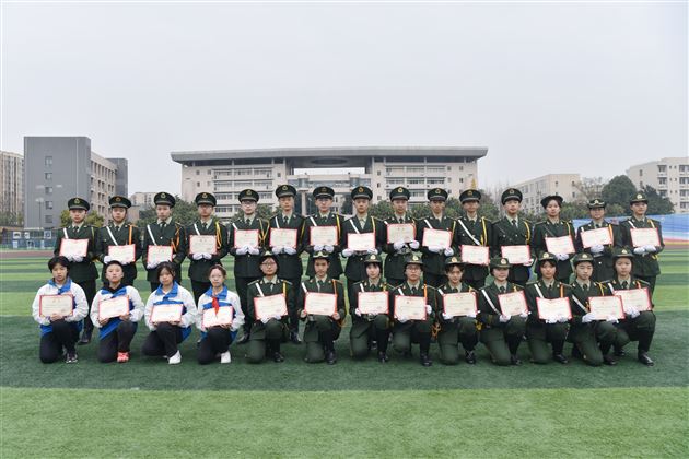 薪火相传国旗飘扬 秉承信念使命不忘——棠外初中举行第十七届国旗班交接仪式 