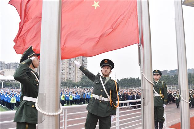 薪火相传国旗飘扬 秉承信念使命不忘——棠外初中举行第十七届国旗班交接仪式 