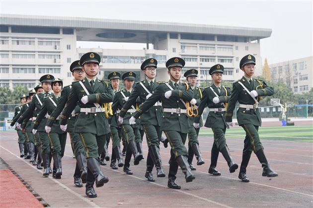 薪火相传国旗飘扬 秉承信念使命不忘——棠外初中举行第十七届国旗班交接仪式