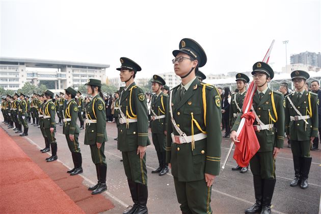 薪火相传国旗飘扬 秉承信念使命不忘——棠外初中举行第十七届国旗班交接仪式
