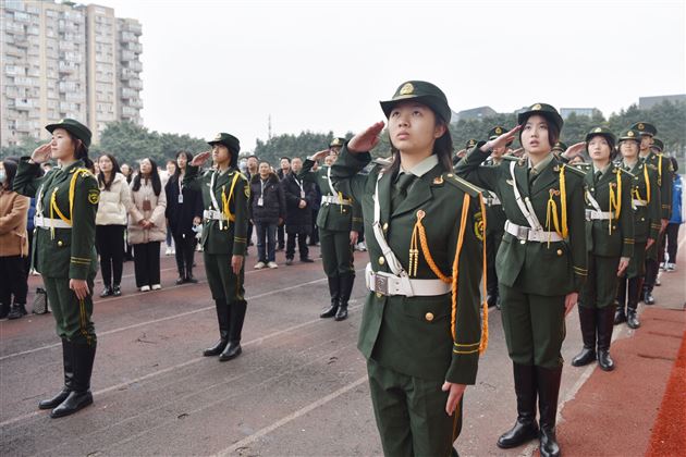薪火相传国旗飘扬 秉承信念使命不忘——棠外初中举行第十七届国旗班交接仪式