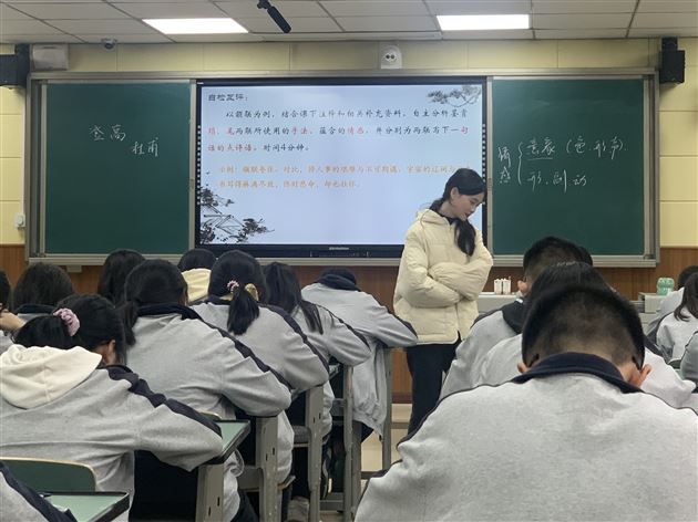 隆粼钰老师上课照片