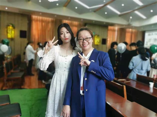 兰永容老师（右一）