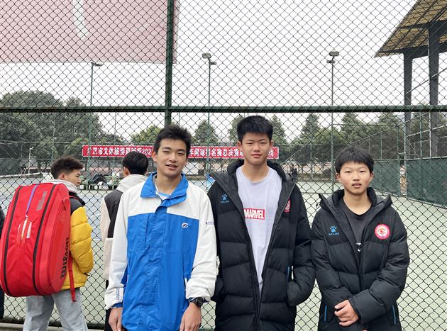 初中团体冠军：史滨海 马颢为 廖靓