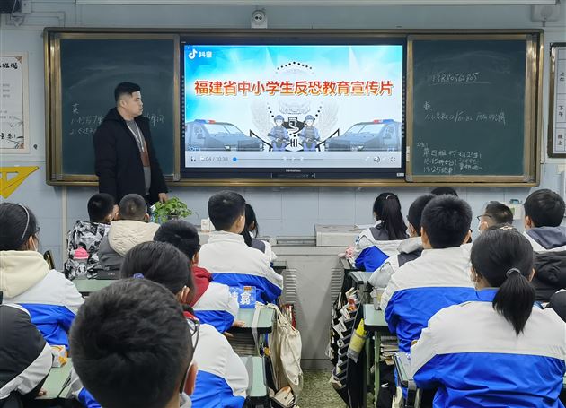 知恐防恐反恐 守护美好家园——棠外初中开展“反恐防暴”安全教育主题班会