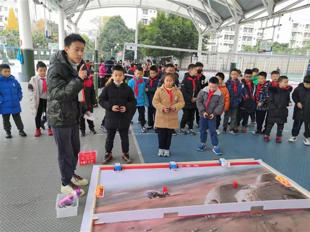 小机器 大梦想——棠外附小举行第四届校内机器人竞赛 