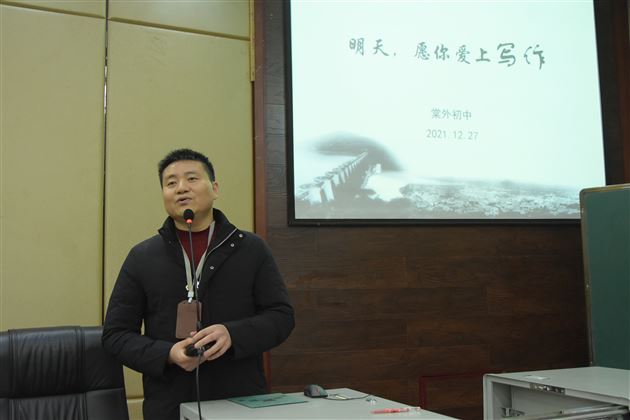 明天，愿你爱上写作——棠外党员教师刘勇举行新书赠书仪式