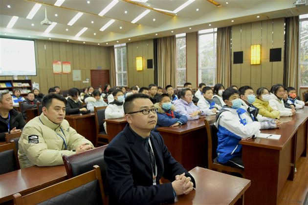 明天，愿你爱上写作——棠外党员教师刘勇举行新书赠书仪式 