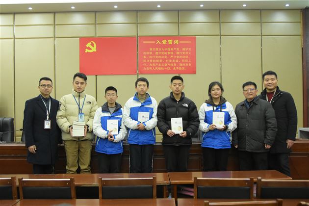 明天，愿你爱上写作——棠外党员教师刘勇举行新书赠书仪式