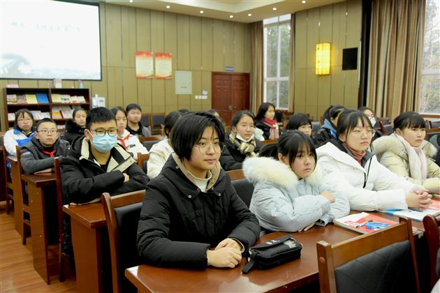 明天，愿你爱上写作——棠外党员教师刘勇举行新书赠书仪式