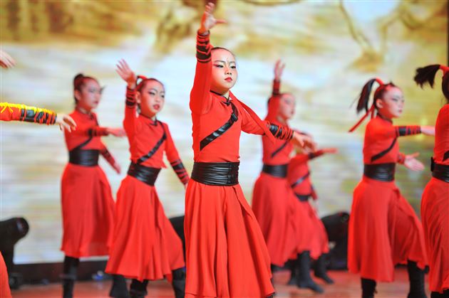 成都棠湖外国语学校2021年校园艺术节展演暨2022年新年文艺联欢晚会隆重举行 