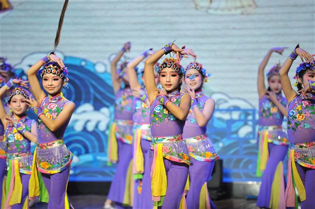 成都棠湖外国语学校2021年校园艺术节展演暨2022年新年文艺联欢晚会隆重举行 