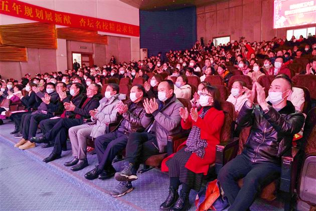 南国暖冬辞旧岁 棠外阖家迎新年——棠外隆重举行2022年教职工迎新春联欢会