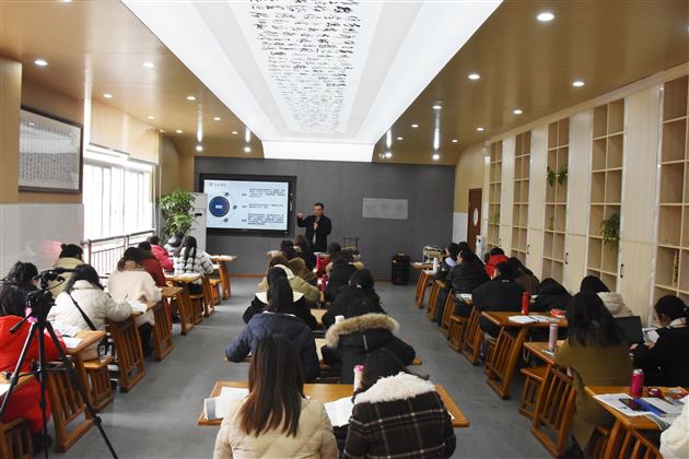 立足教材聚焦策略 深挖文本促进成长——记棠外附小全体语文教师教材解读