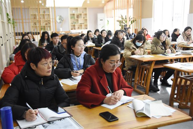 立足教材聚焦策略 深挖文本促进成长——记棠外附小全体语文教师教材解读