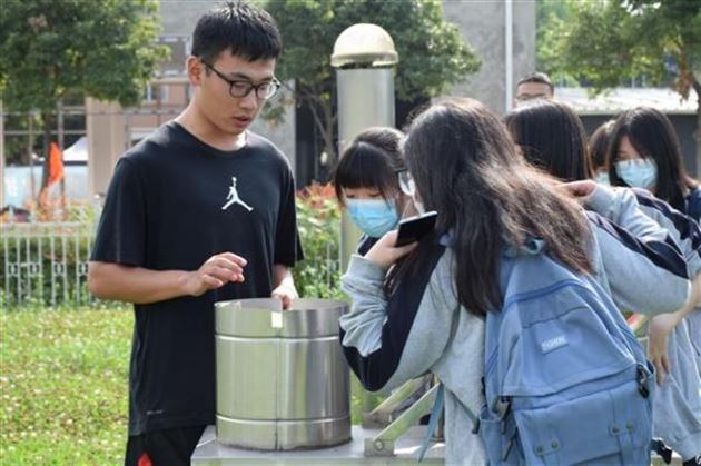 学生在成都信息工程大学认真研究影响蒸发的要素
