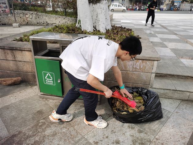 校园整洁靠你我 社会实践收获多 ——记棠外初2020级2班校内社会实践活动