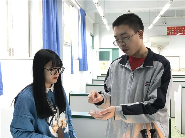 肖胜蓝同学与生物老师刘祚文交流观察结果