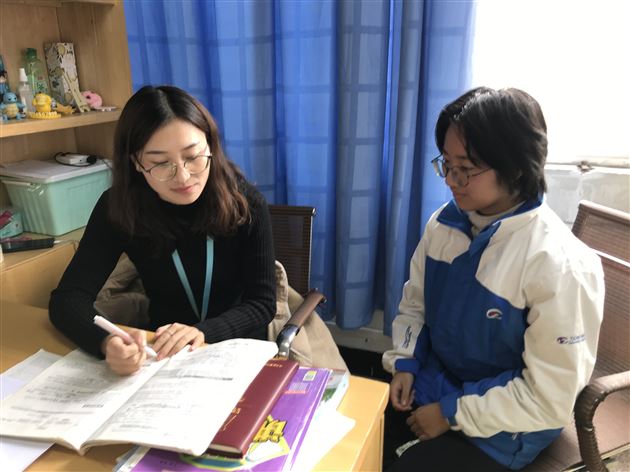 邹淼同学与化学指导教师汪丽交流