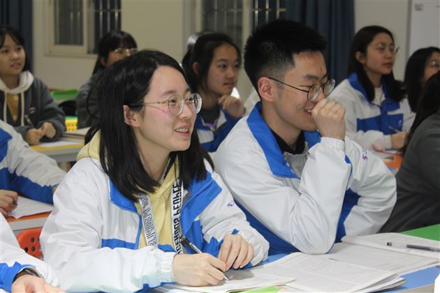 “校友分享会”之“南开学姐的双学位之路”——棠外开展学科渗透生涯规划系列活动 