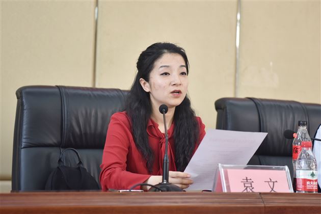 成都市教科院中学所所长袁文宣读课题立项通知书