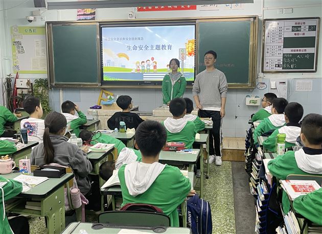 珍爱生命 安全第一——棠外初中各班开展安全教育主题班会课