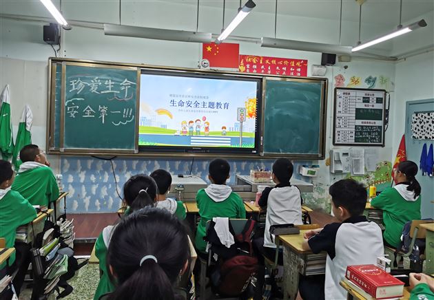 珍爱生命 安全第一——棠外初中各班开展安全教育主题班会课