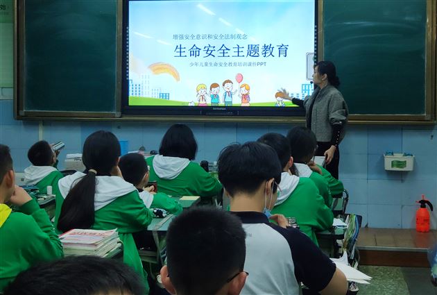 珍爱生命 安全第一——棠外初中各班开展安全教育主题班会课