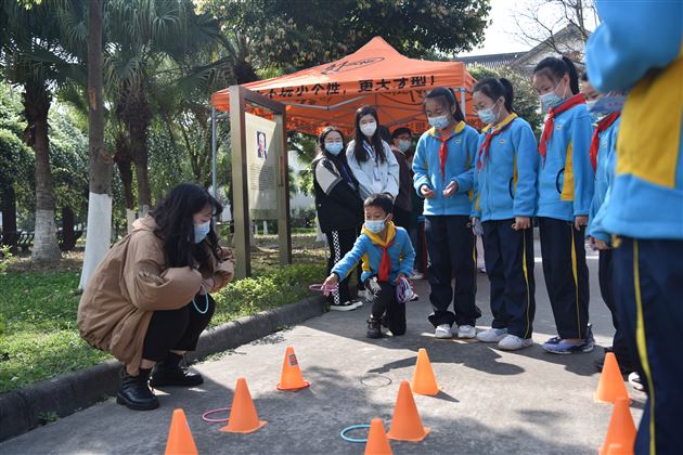 童心探气象 科学伴成长——棠外附小学生参加“成都市红领巾气象学院”揭牌仪式暨世界气象日科普研学实践活动