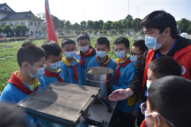 童心探气象 科学伴成长——棠外附小学生参加“成都市红领巾气象学院”揭牌仪式暨世界气象日科普研学实践活动