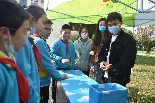 童心探气象 科学伴成长——棠外附小学生参加“成都市红领巾气象学院”揭牌仪式暨世界气象日科普研学实践活动