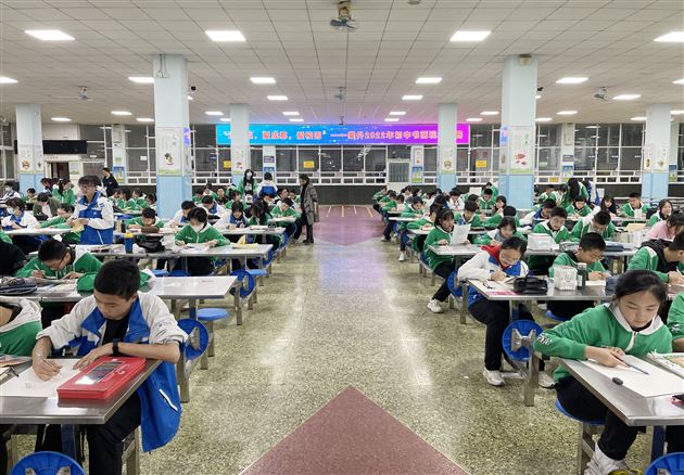 棠外初中举行“迎大运、爱成都、爱校园”主题书法、绘画比赛