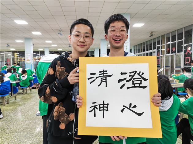 棠外初中举行“迎大运、爱成都、爱校园”主题书法、绘画比赛