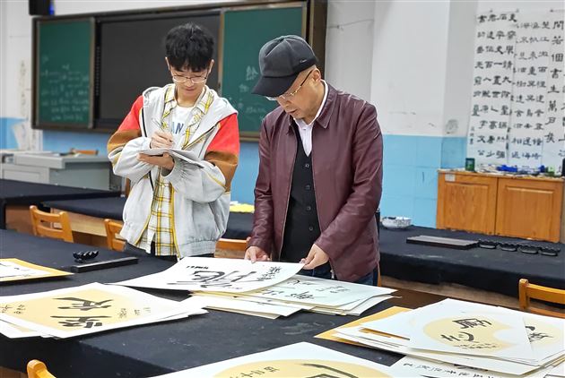 棠外初中举行“迎大运、爱成都、爱校园”主题书法、绘画比赛