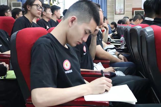 专家进校园 健康伴你行——棠外高中开展《运动训练后的放松技术》专题讲座