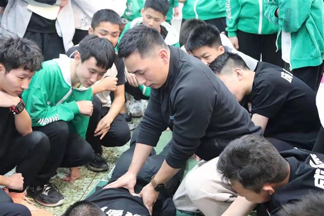 专家进校园 健康伴你行——棠外高中开展《运动训练后的放松技术》专题讲座