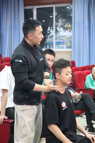 专家进校园 健康伴你行——棠外高中开展《运动训练后的放松技术》专题讲座