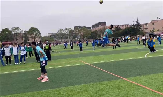 棠外高中男排参加双流区中小学生校园排球赛勇夺冠军