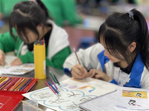 棠外初中举行“迎大运、爱成都、爱校园”主题书法、绘画比赛