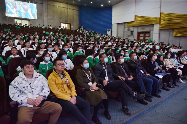 棠外初2021级举办“相约春天·唱响校园”班级合唱比赛 