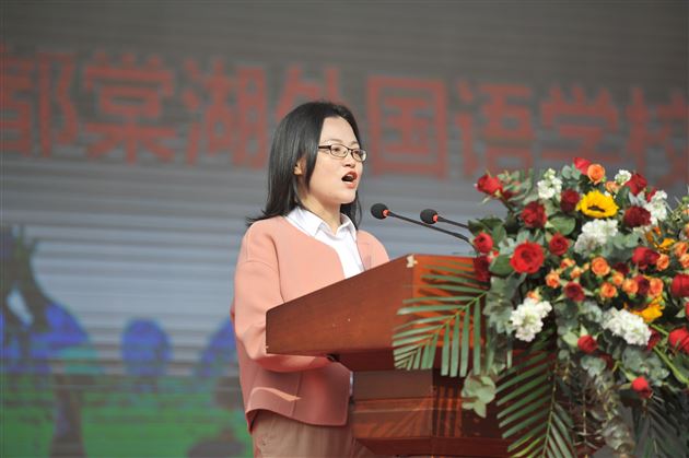 高三（1）班张蒲潇涵的母亲蒲智慧女士代表全体高三家长致辞