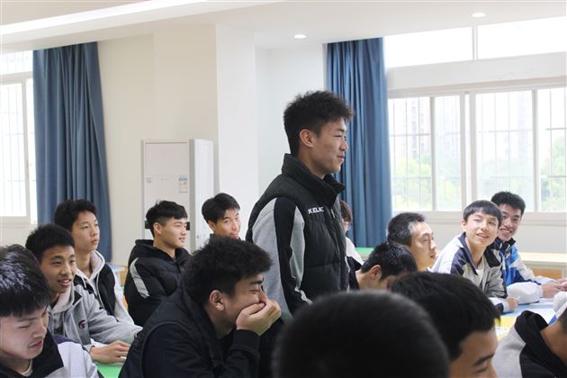 “校友分享会”之“足球与学习，如何双赢？”——棠外开展学科渗透生涯规划系列活动