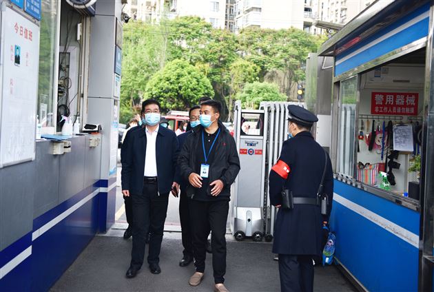 双流区副区长龚光辉莅临棠外指导疫情防控工作