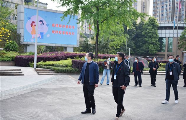 双流区副区长龚光辉莅临棠外指导疫情防控工作